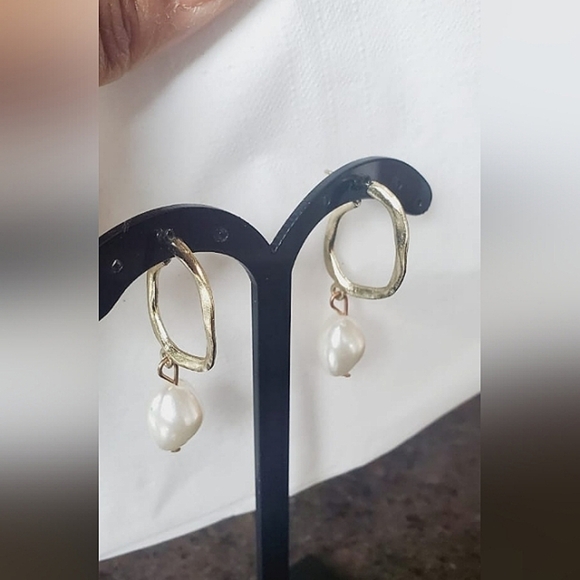 Gold Sleeper Pearl Drop Earrings. 🌴 - Picture 4 of 7